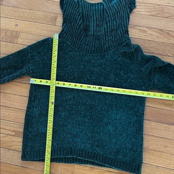 Michael Kors Green Velvet Cowl Neck Sweater XS NWT - Picture 7 of 7